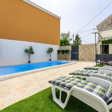 In Pore With Private Pool And Διαμέρισμα *