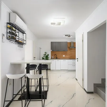 In Pore With Private Pool And Apartment *