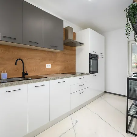 Apartman In Pore With Private Pool And