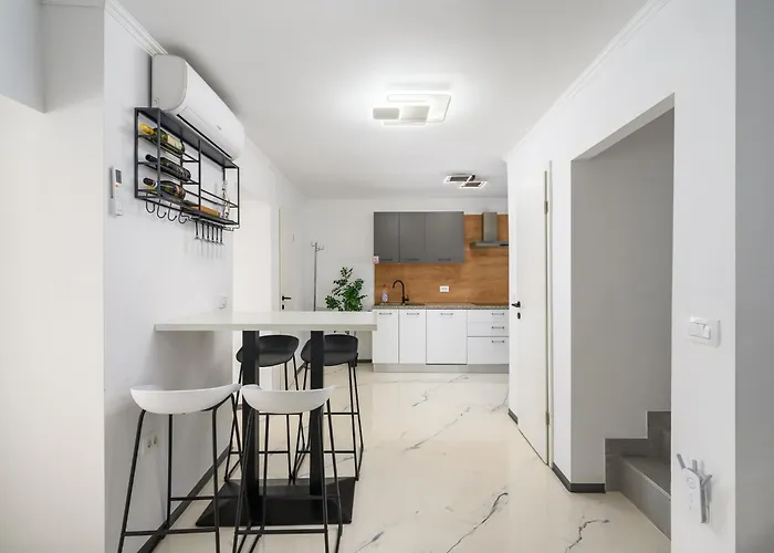 In Pore With Private Pool And Apartament *