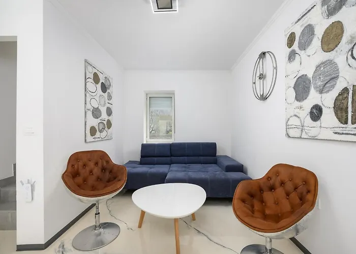 In Pore With Private Pool And Apartament Poreč