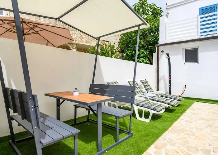 In Pore With Private Pool And Porec