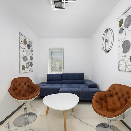 In Pore With Private Pool And Apartament Poreč